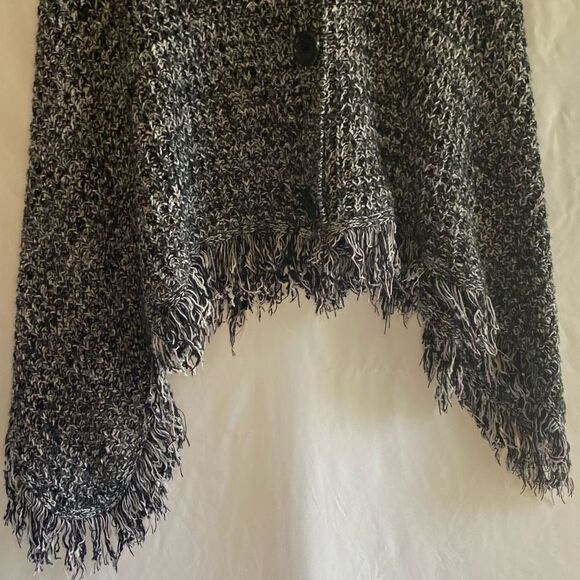 Black and white fringe poncho  - Picture 6 of 6